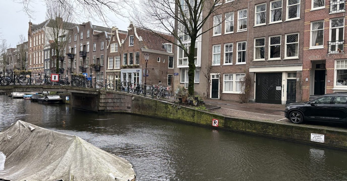 Gracht in de Jordaan, Amsterdam — de buurt van SculptClub